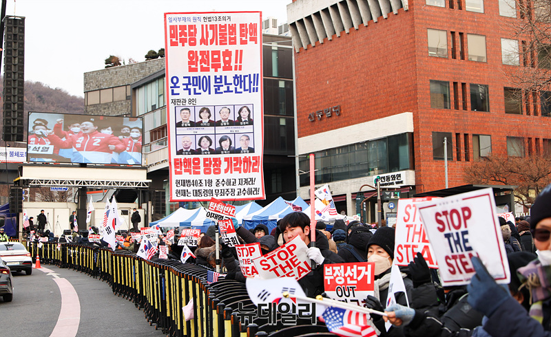 ▲ 1월 8일 오전 서울 용산구 한남동 관저 앞에 윤석열 대통령 지지자들이 집결해 있다. ⓒ서성진 기자