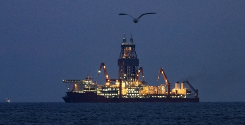 ▲ 지난해 12월30일 오전 경북 포항시 앞바다에 위치한 대왕고래 유망구조에서 웨스트 카펠라호가 탐사 시추 작업을 하고 있다. ⓒ연합뉴스