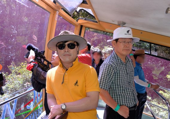 ▲ 이재명 더불어민주당 대선 후보와 고(故) 김문기 성남도시개발공사 개발1처장이 지난 2015년 1월 15일 호주 시드니 카툼바 블루마운틴에서 함께 한 모습. (사진=고 김문기 처장 유족 측 제공) ⓒ뉴시스