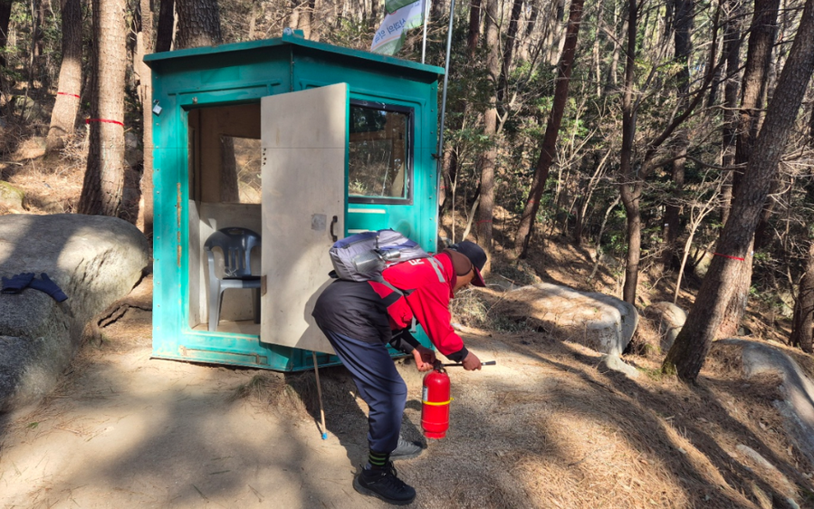 ▲ 비상근무중인 부산시설공단 산불감시요원이 소화기를 점검하고 있다.ⓒ부산시설공단
