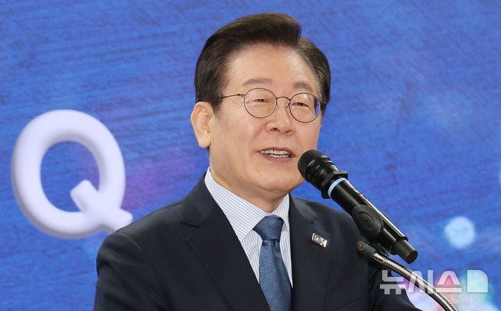 ▲ 이재명 더불어민주당 대표가 7일 오전 서울 여의도 국회에서 열린 정책 소통 플랫폼 '모두의 질문Q' 출범식에서 격려사하고 있다. ⓒ뉴시스