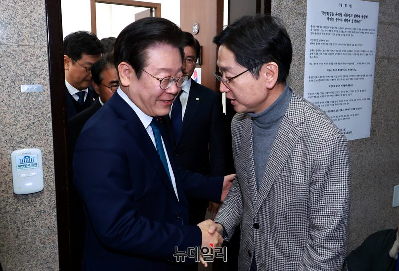 ▲ 이재명 더불어민주당 대표가 지난해 12월 5일 오후 국회에서 당 대표실에서 김경수 전 경남도지사 접견을 마치고 배웅하고 있다. ⓒ이종현 기자