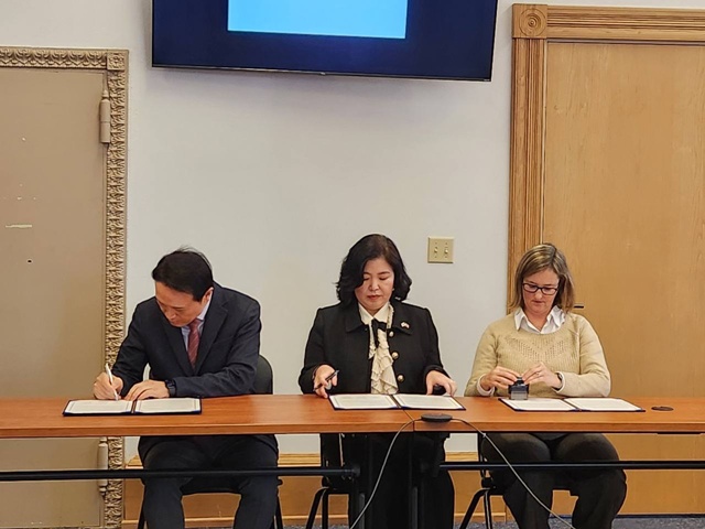 ▲ (왼쪽부터)임태희 경기도교육감, 서은지 주시애틀 대한민국총영사, 미켈라 밀러 워싱턴주 교육청 부교육감이 6일(현지시간) 미국 워싱턴주 교육청에서 업무협약을 체결하고 있다. ⓒ경기도교육청 제공