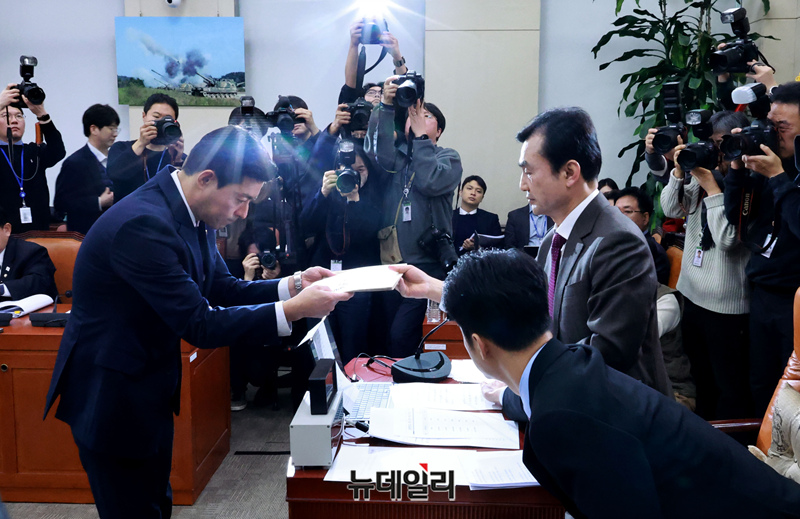 ▲ 안규백 국회 내란 국조특위 위원장이 지난달 22일 오전 국회에서 열린 윤석열 정부의 비상계엄 선포를 통한 내란 혐의 진상규명 국정조사특별위원회 제5차 전체회의 1차 청문회에서 윤석열 대통령 등 증인들에 대한 동행명령장을 국회 경위에게 전달하고 있다. ⓒ이종현 기자