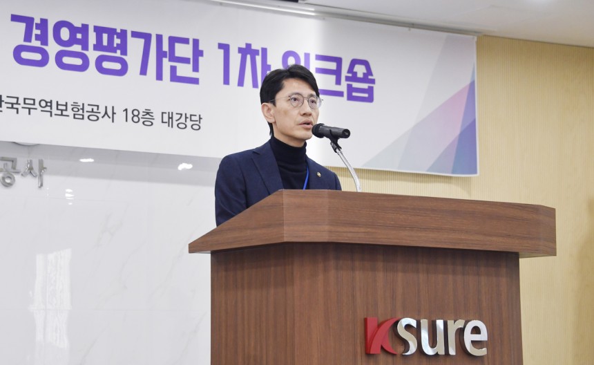 ▲ 김윤상 기획재정부 차관이 7일 오전 서울 종로구 한국무역보험공사에서 열린 ‘2025년 공기업·준정부기관 경영평가단 1차 워크숍’에 참석해 인사말을 하고 있다. ⓒ기획재정부
