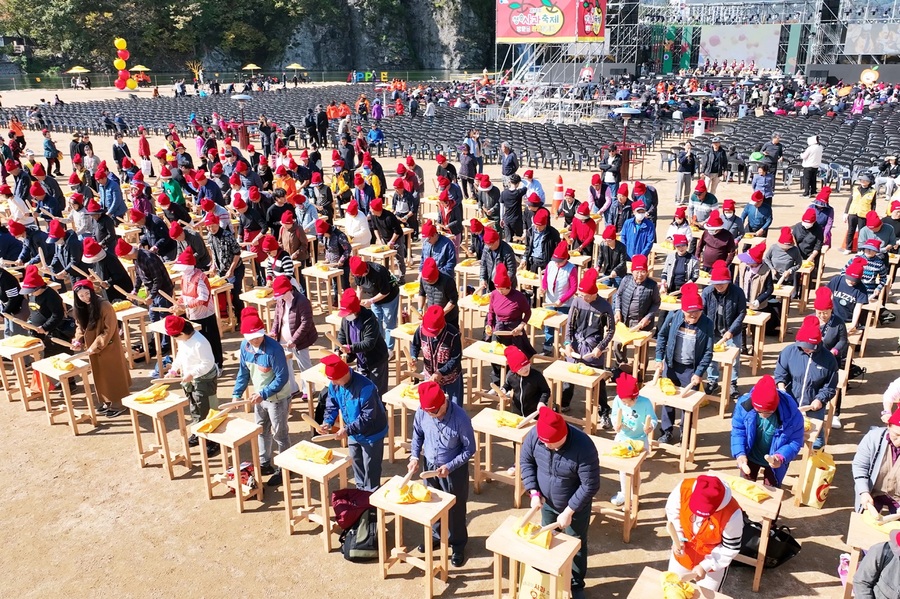 ▲ 청송군(군수 윤경희)은 올해 문화·체육·경제 분야에 총 288억 원을 투입해 ‘문화로 미소 짓는 상생경제’ 실현을 목표로 ‘선순환 지역경제, 북적북적 문화체육’이라는 전략과제를 추진한다. (사진은 제18회 청송사과축제).ⓒ청송군