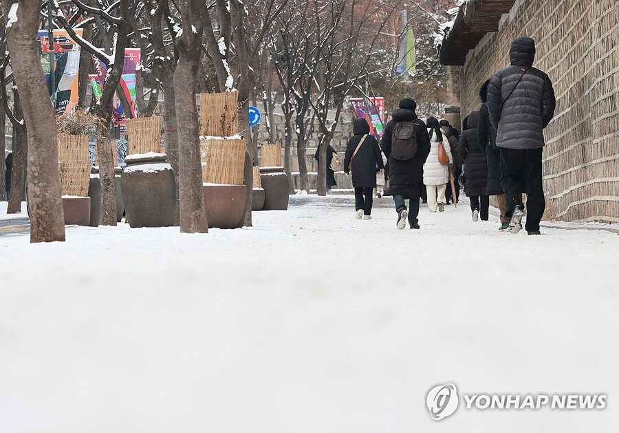 ▲ 극심한 한파에 폭설까지 이어진 7일 오전 서울 시청역 인근에서 시민들이 두툼한 옷으로 중무장한 채 출근길에 나서고 있다. ⓒ연합뉴스
