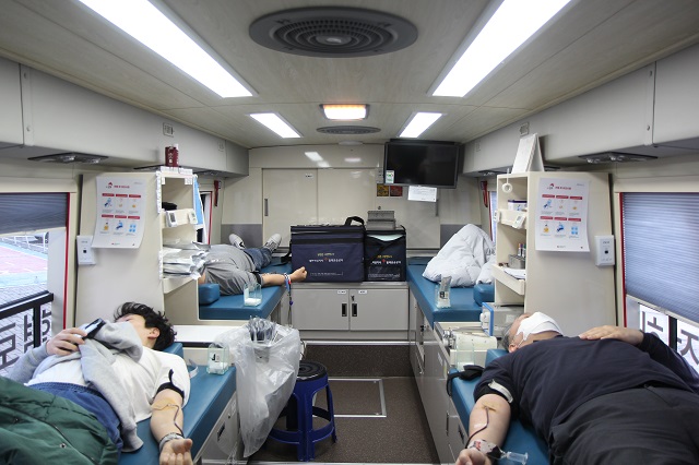 ▲ 포항시시설관리공단 직원들이 ‘사랑의 헌혈운동’ 캠페인에 동참하고 있다.ⓒ시설관리공단