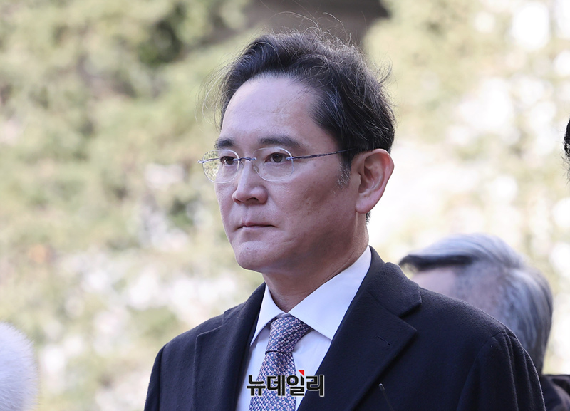 ▲ 이재용 삼성전자 회장이 3일 오후 서초구 서울고등법원에서 열린 부당합병·회계부정 혐의 항소심 선고공판을 마치고 법원을 나서고 있다. ⓒ정상윤 기자