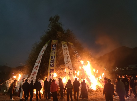 ▲ 경산시(시장 조현일)는 한 해의 액운을 태우고 풍요와 안녕을 기원하는 정월대보름을 맞아 다양한 전통행사를 연다.ⓒ경산시