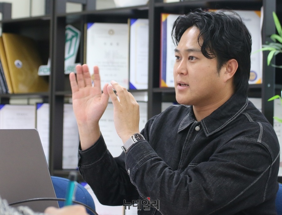 ▲ ㈜포네이처스 류호림 대표는  ‘공간에 숲을 심는다’는 철학을 바탕으로, 미세 조류를 이용해 탄소를 포집하고 산소를 발생시키는 시스템을 개발해 주목을 받고 있다. ⓒ이길표 기자