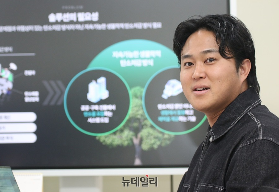 ▲ 류호림 대표는 창업에 도전하기 위해 한국 세라믹 기술원 등에서 직장 생활을 하며 틈틈이 사업 아이템을 구상했다. 그 과정에서 미세 조류를 발견하게 됐다.ⓒ이길표 기자