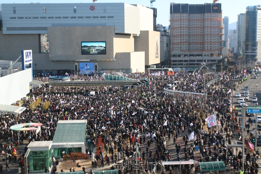 ▲ ‘2025 대구 save korea’ 행사에서 전한길씨가 무대에 올라 윤석열 대통령 탄핵반대를 외치고 있다.ⓒ뉴데일리