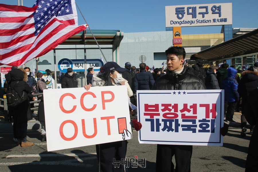 ▲ ‘2025 대구 save korea’ 행사에서 전한길씨가 무대에 올라 윤석열 대통령 탄핵반대를 외치고 있다.ⓒ뉴데일리