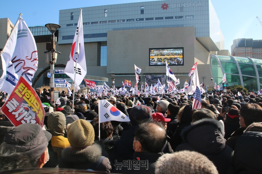 ▲ ‘2025 대구 save korea’ 행사에서 전한길씨가 무대에 올라 윤석열 대통령 탄핵반대를 외치고 있다.ⓒ뉴데일리