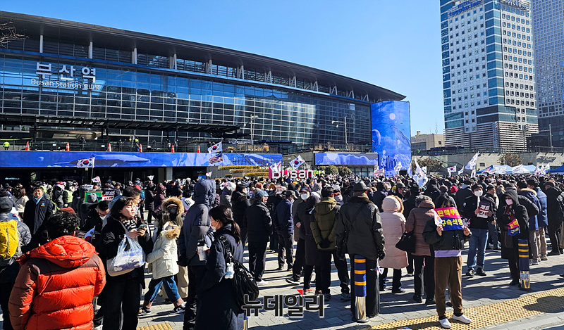 ▲ 세이브코리아 국가비상기도회가 전국에서 열린 가운데 8일 오후 부산역 광장에 집회 참가자들이 모여 있다. ⓒ독자제공