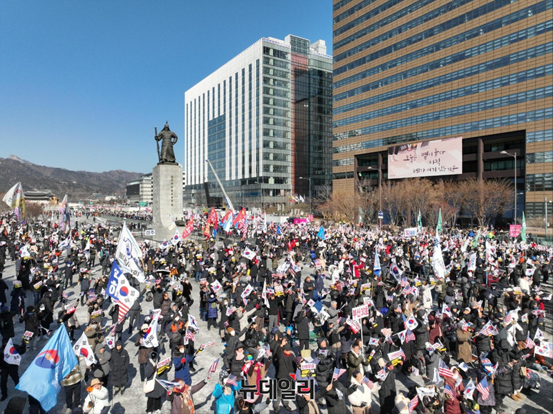 ▲ 대한민국바로세우기운동본부가 주최한 탄핵반대 국민대회가 8일 오후 서울 광화문 광장에 진행되고 있는가운데 참가 시민들이 태극기와 성조기를 들고 탄핵반대를 외치고 있다. ⓒ대국본