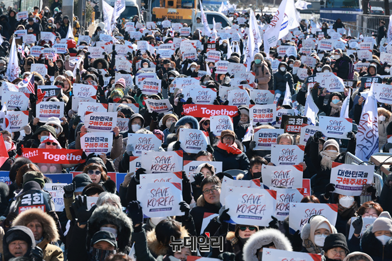 ▲ 세이브코리아 국가비상기도회가 8일 오후 서울 여의도 국회의사당역 인근에서 열리고 있다. ⓒ이종현 기자