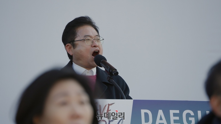 ▲ 이철우 경북도지사가 대구에서 열린 탄핵반대 집회 연단에 참석해 올라 애국가를 부르고 있다.ⓒ뉴데일리