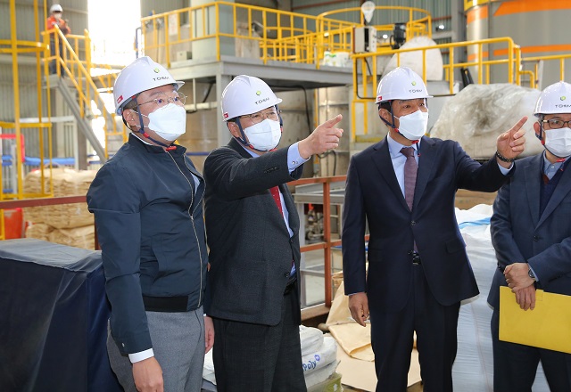 ▲ 주낙영 시장이 지역의 어느 한 기업체를 방문해 현장을 둘러보고 있다.ⓒ경주시