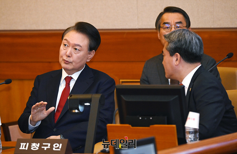 ▲ 윤석열 대통령이 지난 6일 오전 서울 종로구 헌법재판소에서 열린 탄핵 심판 6차 변론기일에 참석하고 있다. ⓒ서성진 기자