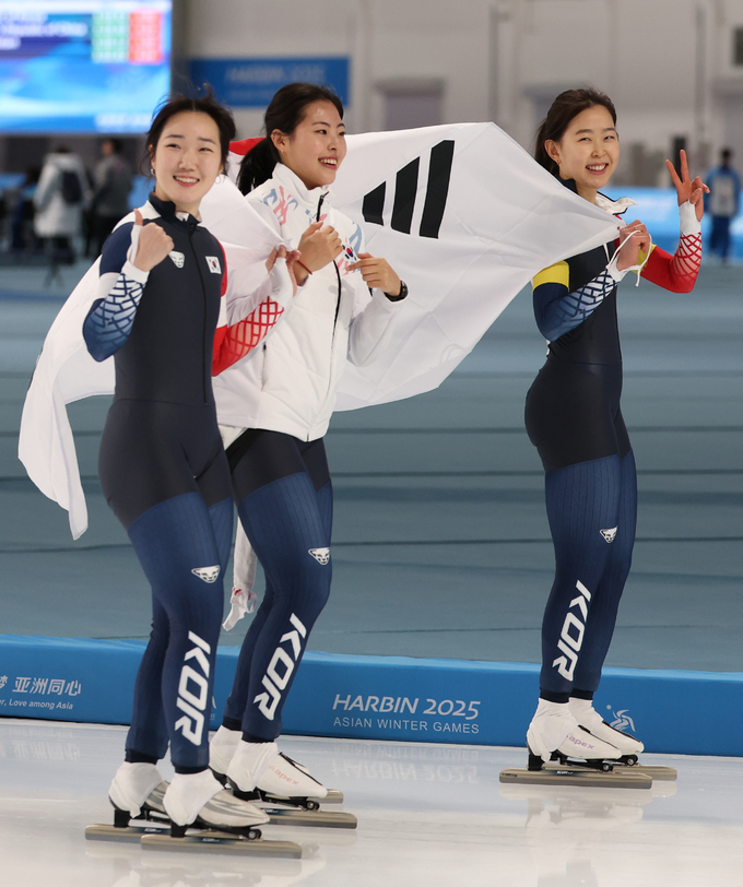 ▲ 김민지(왼쪽부터)와 이나현, 김민선이 9일 중국 하얼빈 헤이룽장 빙상훈련센터 스피드스케이팅 오벌에서 열린 2025 하얼빈 동계 아시안게임 스피드스케이팅 여자 팀 스프린트 경기에서 금메달을 차지한 후 기뻐하고 있다. 
 ⓒ뉴시스