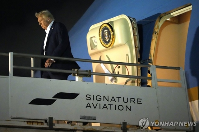 ▲ 대통령 전용기 '에어포스원'에서 내리는 도널드 트럼프 미국 대통령. AP=연합뉴스 자료사진. ⓒ연합뉴스