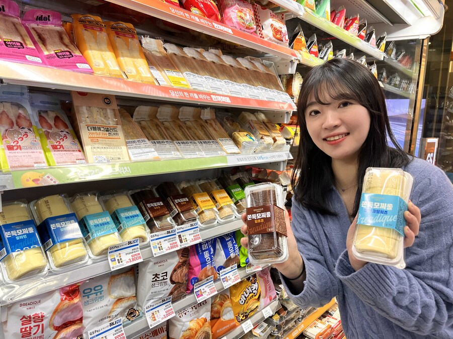▲ 고객이 GS25에서 '쫀득모찌롤'을 들고 포즈를 취하고 있다ⓒ GS25