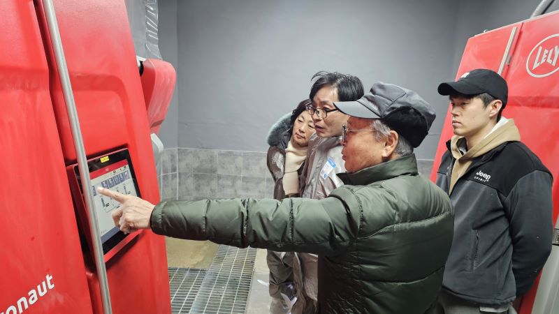 ▲ 젖소 농가에 설치된 로봇 착유기를 작동하는 모습.ⓒ아산시