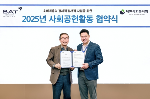 ▲ 7일 BAT로스만스 본사에서 진행된 업무협약식에서 송영재 대표(우)와 강대성 회장(좌)이 기념촬영을 하고 있다. ⓒBAT로스만스