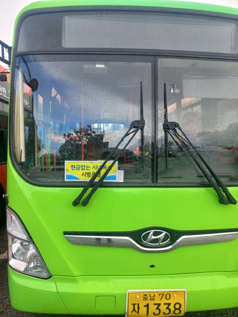 ▲ 교통카드 전용을 알리는 시내버스 모습.ⓒ천안시