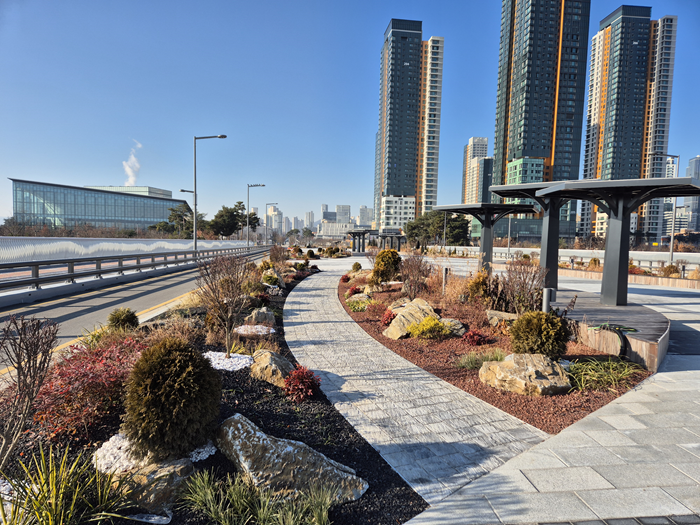 ▲ 상징광장 2단계 교량부 초화원.ⓒ행복청