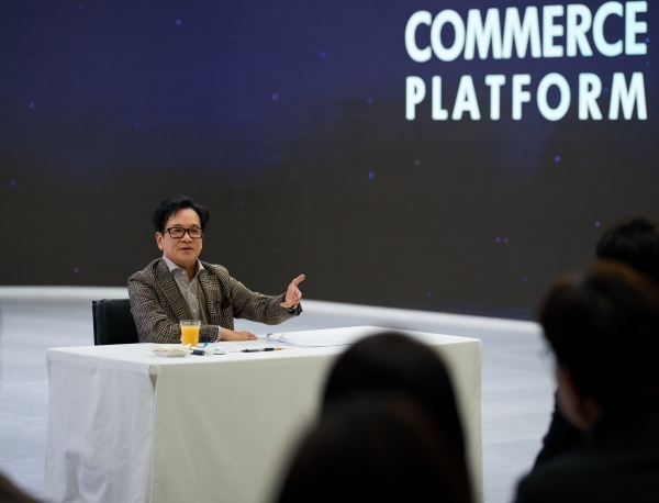 ▲ CJ그룹 이재현 회장이 지난 7일 서울 서초구 CJ온스타일 본사에서 직원들을 만나 격려하고 있다.ⓒCJ그룹