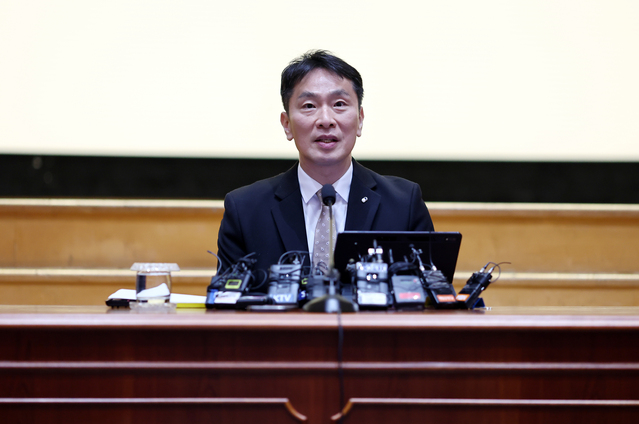 ▲ 이복현 금융감독원장이 10일 서울 금융감독원에서 2025년 업무계획 기자간담회를 갖고 있다. ⓒ연합뉴스