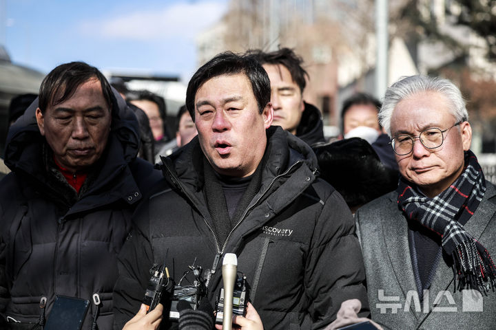 ▲ 김선동 국민의힘 도봉구 당협위원장을 비롯한 대통령 탄핵을 반대하는 국민의힘 당협위원장들이 9일 서울 용산구 대통령 관저 앞에 모인 취재진에게 입장을 밝히고 있다. ⓒ뉴시스