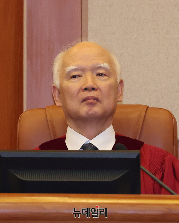 ▲ 정형식 헌법재판관이 14일 오후 서울 종로구 헌법재판소에서 열린 윤석열 대통령 탄핵심판 첫 변론기일에 참석해 자리하고 있다. ⓒ서성진 기자