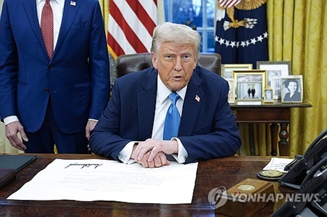 ▲ 행정명령 서명하는 트럼프.[UPI 연합뉴스 자료사진]ⓒ연합뉴스