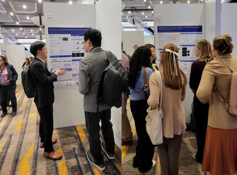 ▲ 월드 심포지엄 관계자들이 GC녹십자의 포스터 발표를 보고 있다. ⓒGC녹십자