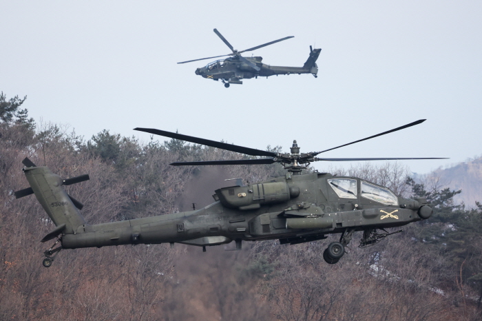 ▲ 미2사단·연합사단 AH-64E 아파치 공격헬기가 공중에서 아군 기동부대를 엄호하고 있다. ⓒ국방일보 제공