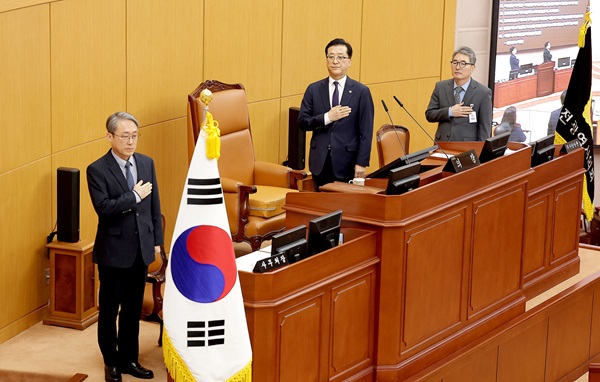▲ 조원휘 의장은 오는 20일까지 제284회 임시회 의사일정을 진행해 시민들의 목소리를 반영한 정책을 추진하며, 시민들의 삶의 질 향상과 지역 경제 활성화를 위한 다양한 방안을 모색하겠다고 밝혔다.ⓒ대전시의회
