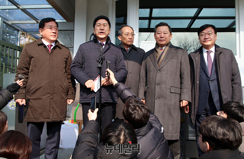 ▲ 10일 국민의힘 김기현 전 대표와 추경호 전 원내대표, 이철규·정점식·박성민 의원 등이 경기도 의왕시 서울구치소에서 윤석열 대통령 면회를 마친 뒤 취재진의 질문에 답하고 있다. ⓒ서성진 기자