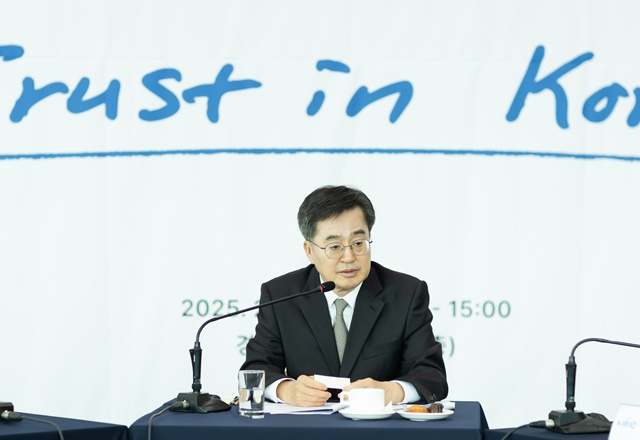 ▲ 김동연 경기도지사가 10일 오후 경기도청 단원홀에서 열린 외국인투자기업 투자유치 라운드테이블 행사에 참석해 인사말을 하고 있다. ⓒ경기도 제공