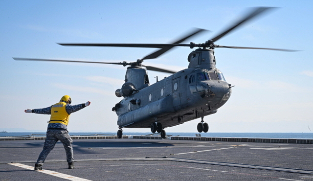 ▲ 10일 경남 거제 인근 해상에서 진행된 헬기 이·착함 자격 합동해상훈련에서 HH-47 공군 헬기가 해군 대형수송함 독도함(LPH, 1만4500톤급) 비행갑판에 이·착함을 실시하고 있다. 헬기 조종사들은 이날 훈련을 통해 군 해상작전과 범부처 해상재난 대응 능력을 제고했다. ⓒ해군 제공