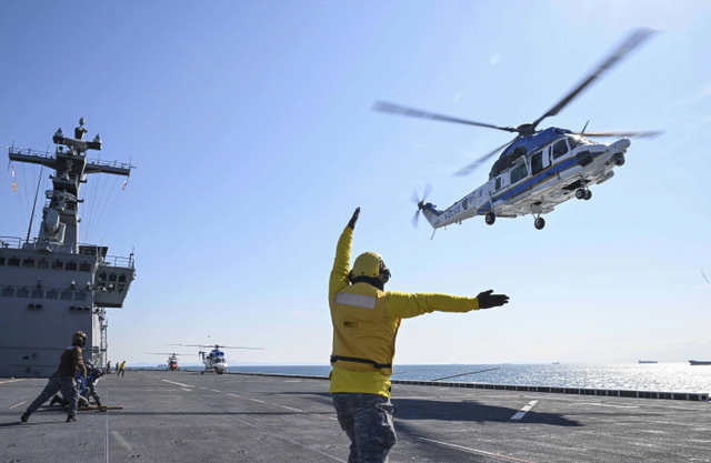 ▲ 10일 경남 거제 인근 해상에서 진행된 헬기 이·착함 자격 합동훈련에서 경찰청 헬기가 해군 대형수송함 독도함(LPH, 1만4500톤급) 비행갑판에 이·착함을 실시하고 있다. 헬기 조종사들은 이날 훈련을 통해 군 해상작전과 범부처 해상재난 대응 능력을 제고했다. ⓒ해군 공