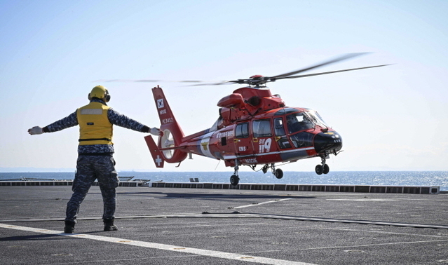 ▲ 10일 경남 거제 인근 해상에서 진행된 헬기 이·착함 자격 합동훈련에서 소방철 헬기가 해군 대형수송함 독도함(LPH, 1만4500톤급) 비행갑판에 이·착함을 실시하고 있다. 헬기 조종사들은 이날 훈련을 통해 군 해상작전과 범부처 해상재난 대응 능력을 제고했다. ⓒ해군 제공