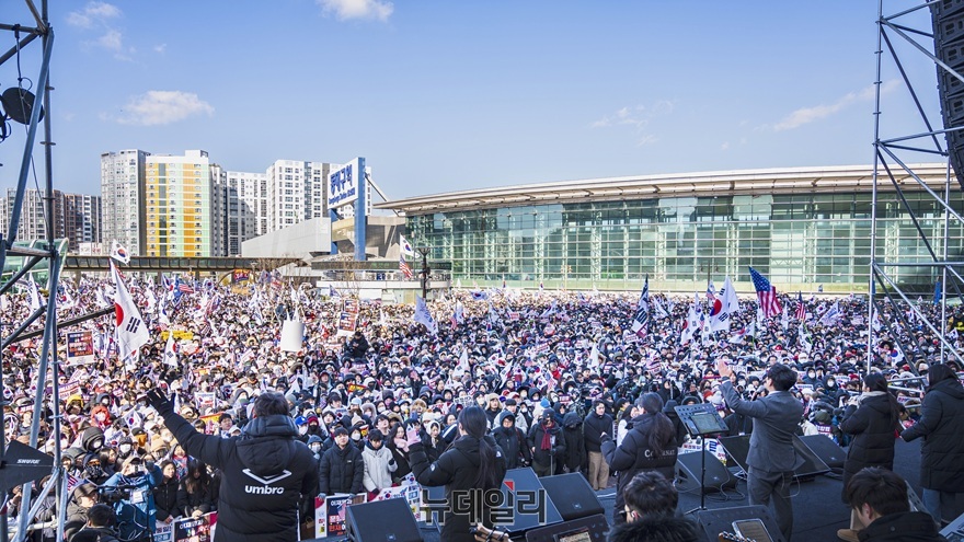 ▲ 윤석열 대통령 탄핵을 반대하는 세이브코리아 국가비상기도회가 지난 8일 동대구역에서 열린 가운데 참가자들이 광장을 가득 메우고 있다. ⓒ세이브코리아