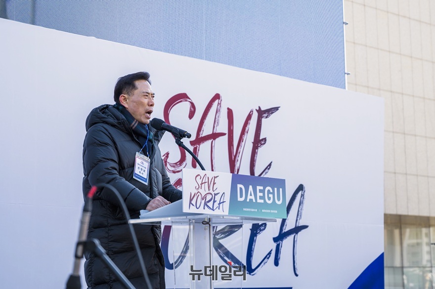 ▲ 세계로교회 손현보 목사가 지난 8일 윤석열 대통령 탄핵을 반대하는 세이브코리아 국가비상기도회에서 연단에 올라 발언하고 있다. ⓒ세이브코리아