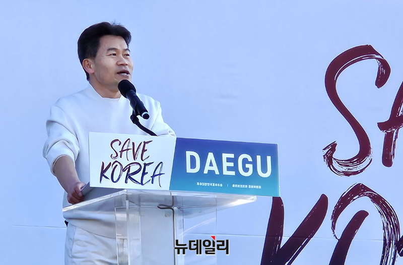 ▲ 전한길 한국사 강사가 지난 8일 동대구역 박정희광장에서 열린 세이브코리아 국가비상기도회에 참석해 연설을 하고 있다. ⓒ정상윤 기자