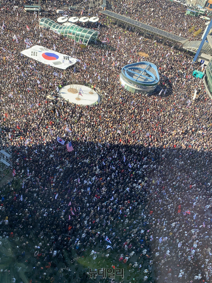 ▲ 지난 8일 대구 동대구역 광장에서 세이브코리아가 주최한 국가비상기도회에 경찰 추산 5만2000명이 몰렸다.ⓒ세이브코리아