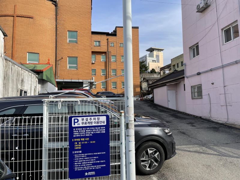 ▲ 부설주차장 개방지원사업에 참여하여 개방 중인 서북구 성환읍 성환중앙로 성환감리교회 주차장 모습.ⓒ천안시